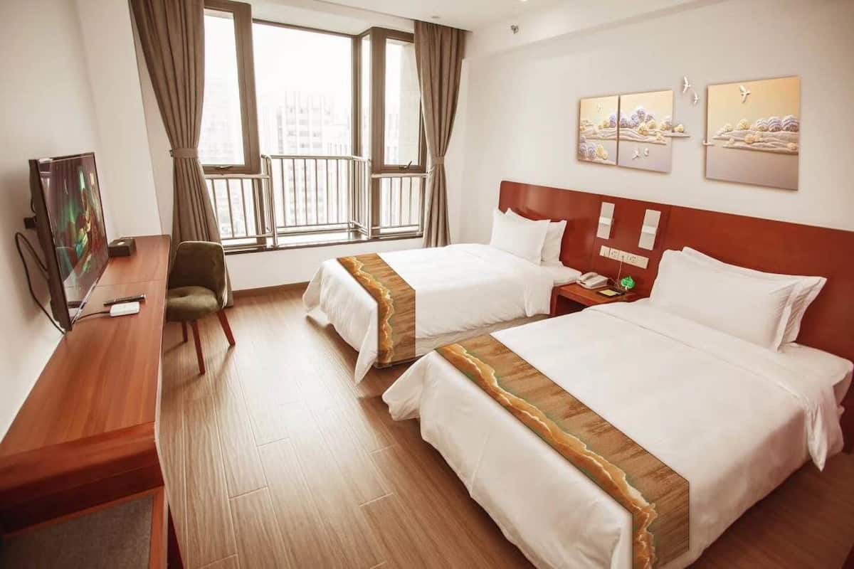 Ropa de cama de alta calidad y caja de seguridad en la habitación
