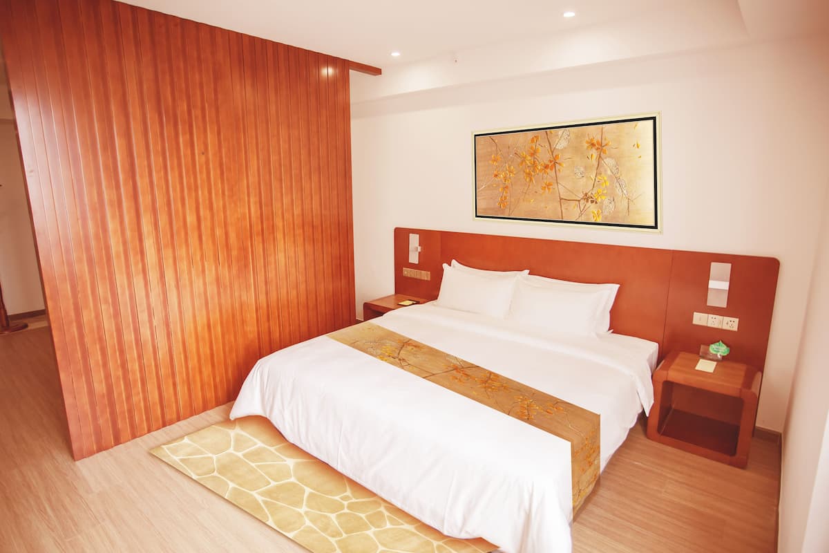 Ropa de cama de alta calidad y caja de seguridad en la habitación