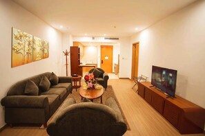 行政套房, 1 间卧室, 无障碍, 城市景观 | 起居区 | 电视