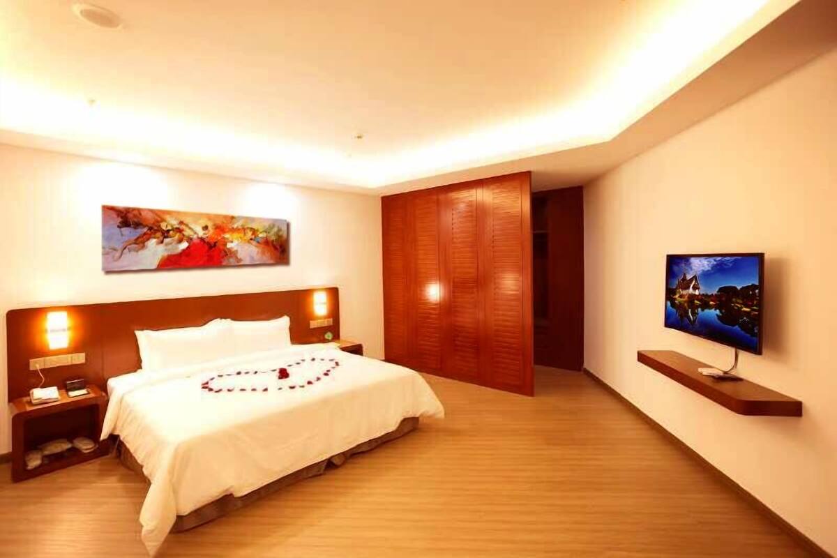 Ropa de cama de alta calidad y caja de seguridad en la habitación