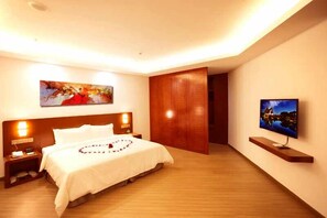 Executive Suite, 1 Bedroom, Accessible, City View | Premium bedding, in-room safe, desk, blackout drapes - Kunshan Kingboard Hotel (Suzhou)
