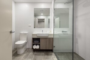 Shower, rainfall showerhead, free toiletries, hair dryer - Quest Innaloo (Innaloo)