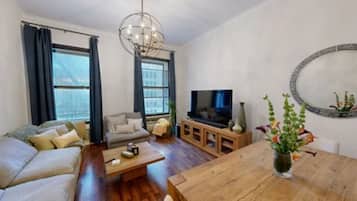 Smart-TV, Bücher, Stereoanlage, Drucker