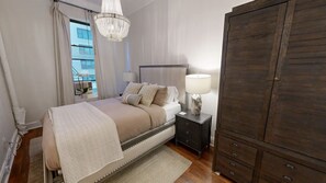 3 soverom, skrivebord, strykejern/-brett og reiseseng for barn
