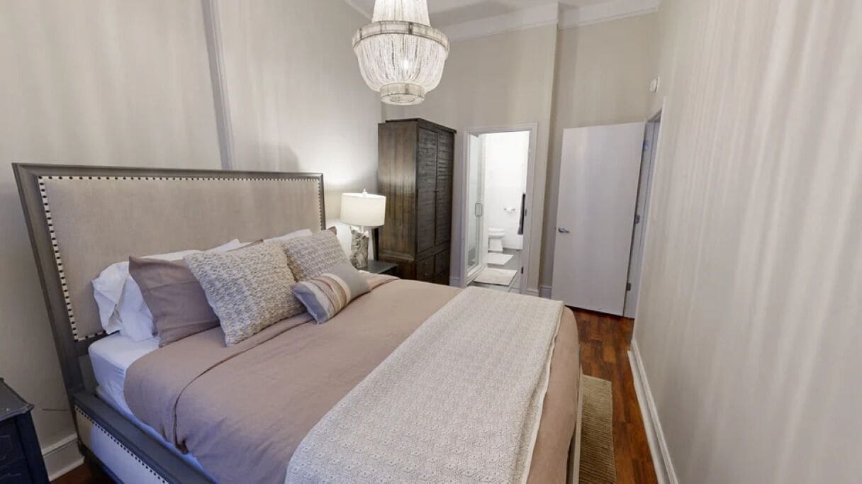 3 slaapkamers, een bureau, een strijkplank/strijkijzer, reisbedje