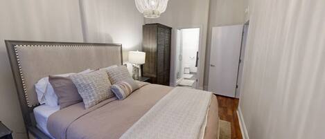 3 habitaciones, escritorio y tabla de planchar con plancha