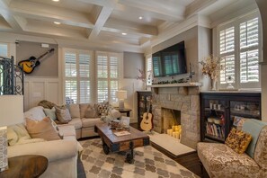 Smart-TV, peis og bøker