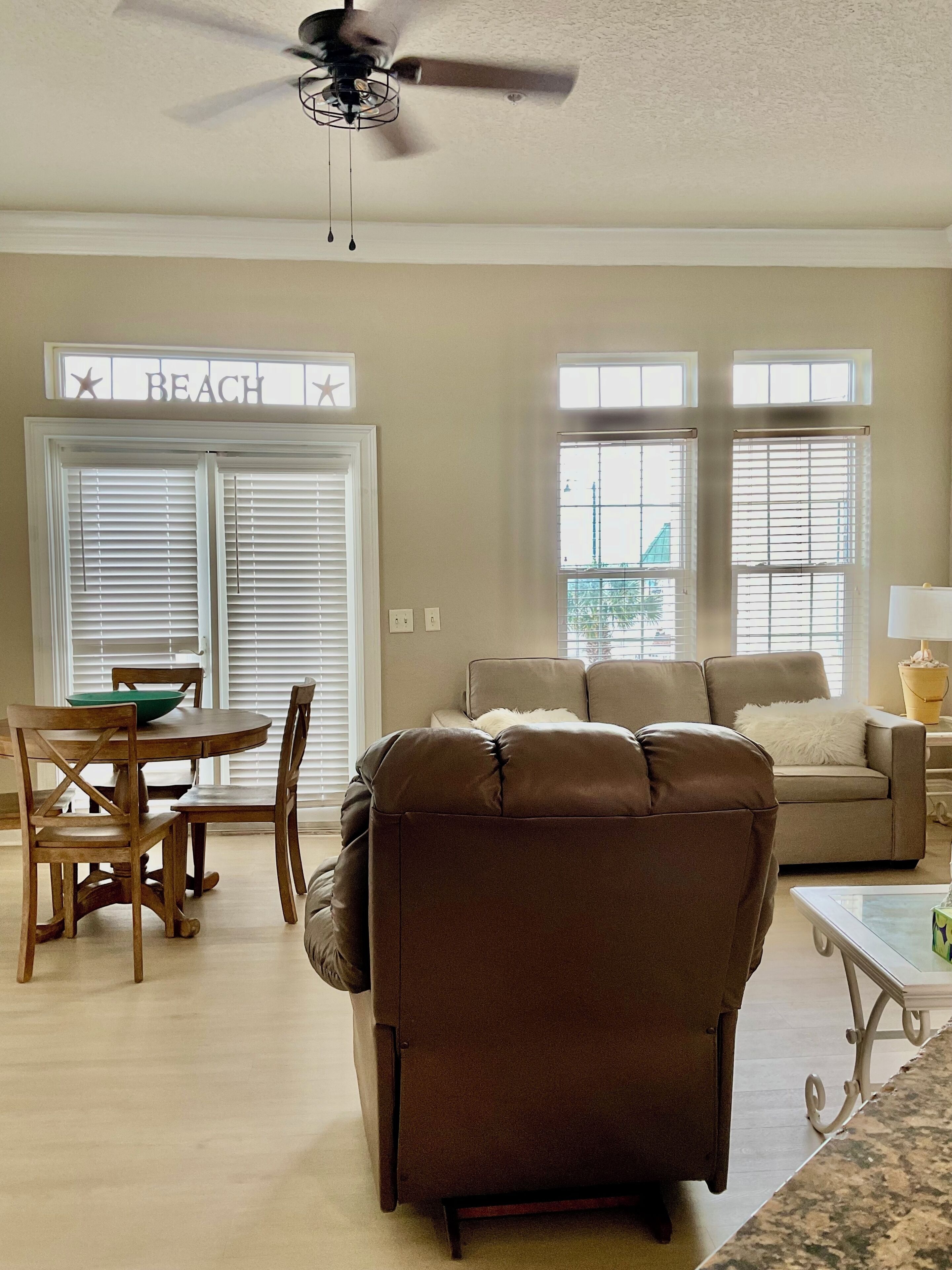 TV connectée, lecteur de DVD, livres