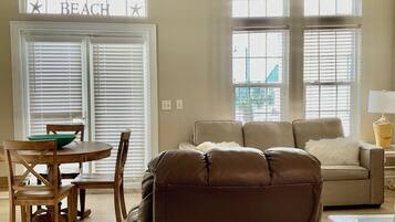 TV connectée, lecteur de DVD, livres