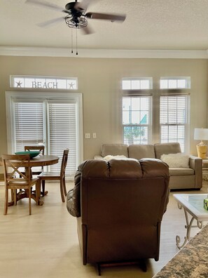 TV connectée, lecteur de DVD, livres