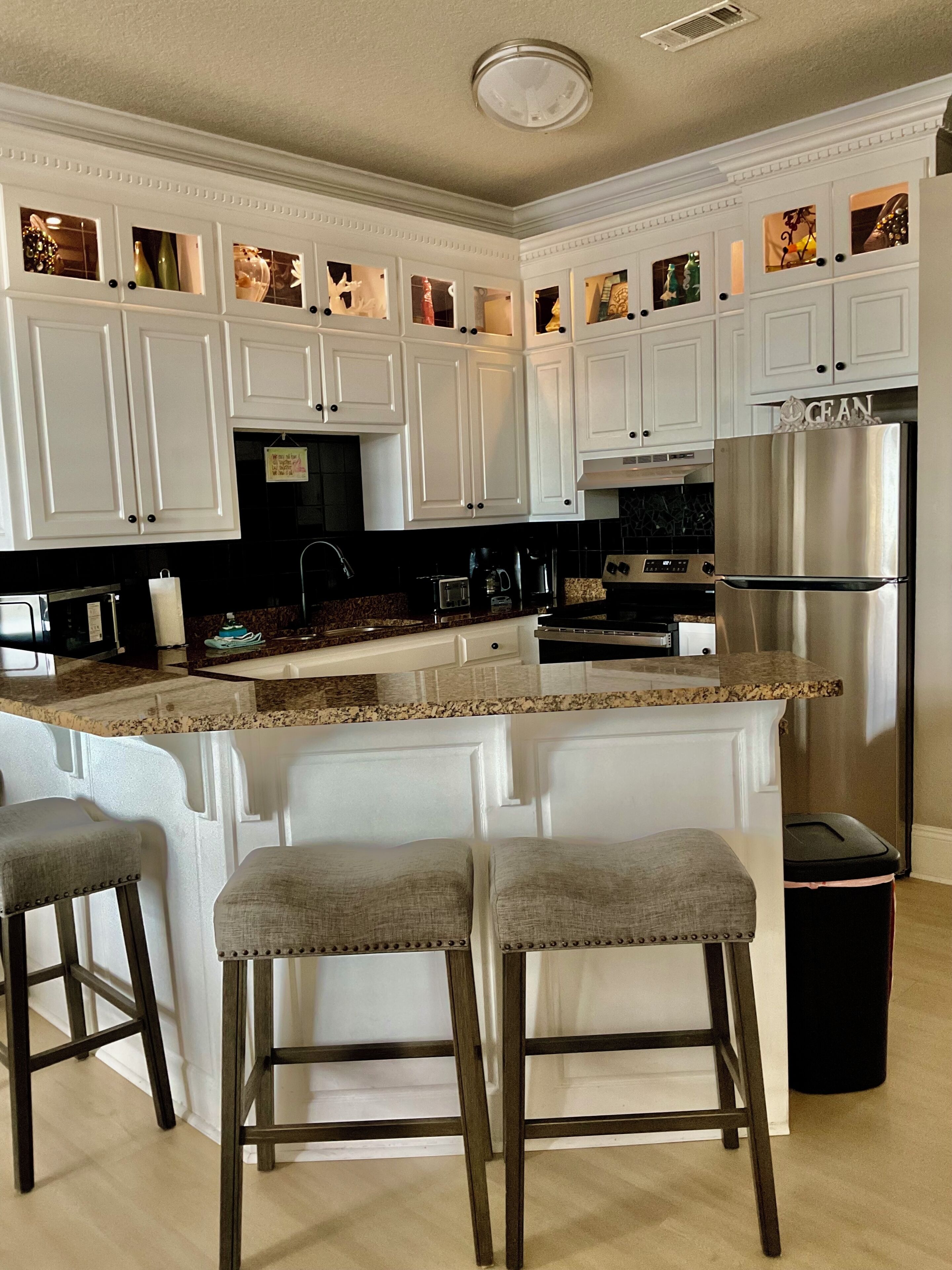 Réfrigérateur, micro-ondes, four, plaque de cuisson