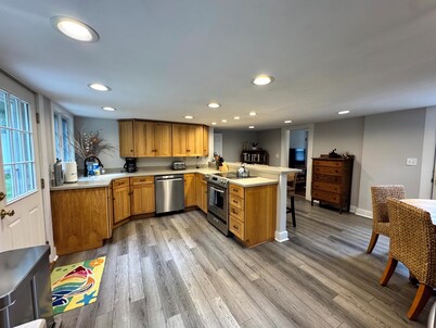 Walk to Town & Train, Rockport Beaches & Shops – 3BR, AC, Parking