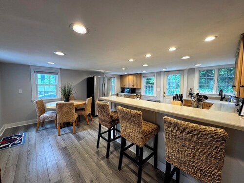 Walk to Town & Train, Rockport Beaches & Shops – 3BR, AC, Parking