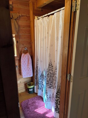 Bruser, hårtørrer, håndklæder, Toiletpapir