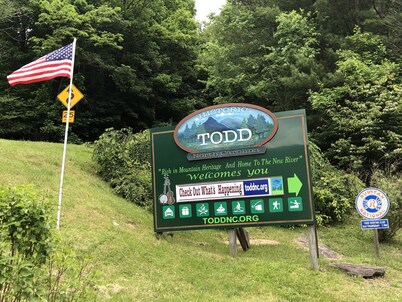 BEAUTIFUL LOG CABIN NEAR NEW RIVER HIKING STARGAZING WIFI NICE COUPLES RETREAT