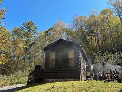 BEAUTIFUL LOG CABIN NEAR NEW RIVER HIKING STARGAZING WIFI NICE COUPLES RETREAT