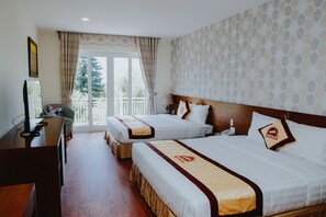 Kamar Triple Deluks | Minibar, brankas, meja kerja, dan tirai kedap cahaya