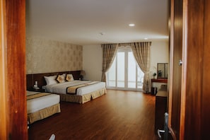 Minibar, in-room safe, desk, blackout curtains - Phuong Nam Mimosa Hotel (Da Lat)