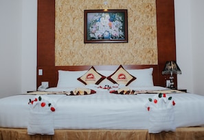 Minibar, in-room safe, desk, blackout curtains - Phuong Nam Mimosa Hotel (Da Lat)