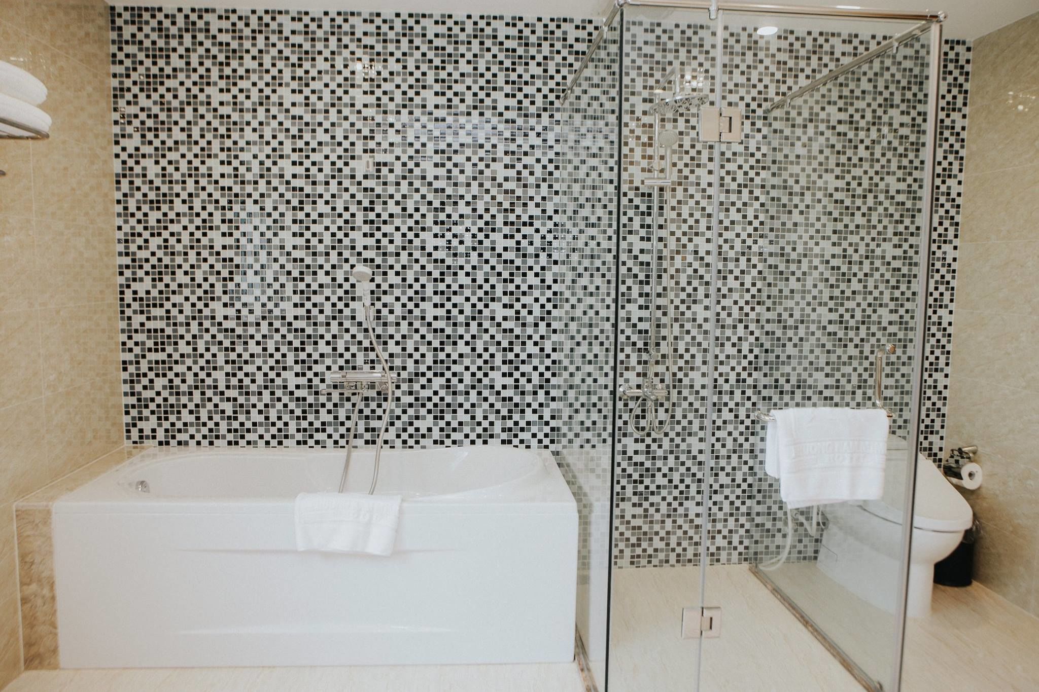 Deep-soaking bathtub