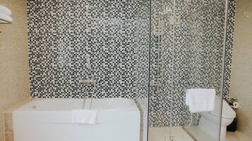 Deep-soaking bathtub