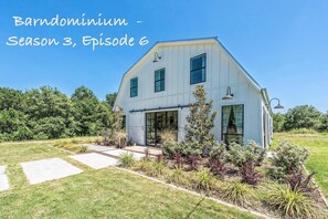 Exterior - HGTV’s “BARNDOMINIUM” 16 Acres w/ Lake, Outdoor Kitchen, Decks & Playground (Waco)