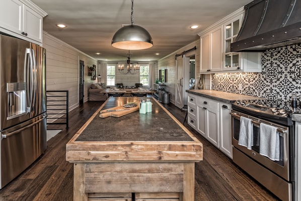 Fridge, microwave, oven, stovetop - HGTV’s “BARNDOMINIUM” 16 Acres w/ Lake, Outdoor Kitchen, Decks & Playground (Waco)