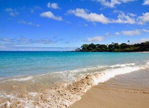 En la playa, camastros y toallas de playa 