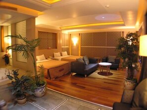 Deluxe Quadruple Room | Rollaway beds, bed sheets - Changsing Business Motel (Tainan)