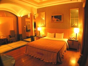 Luxury Double Room | Rollaway beds, bed sheets - Changsing Business Motel (Tainan)