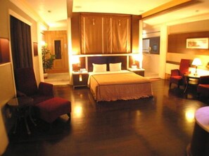 Habitación de lujo doble | Camas supletorias y ropa de cama