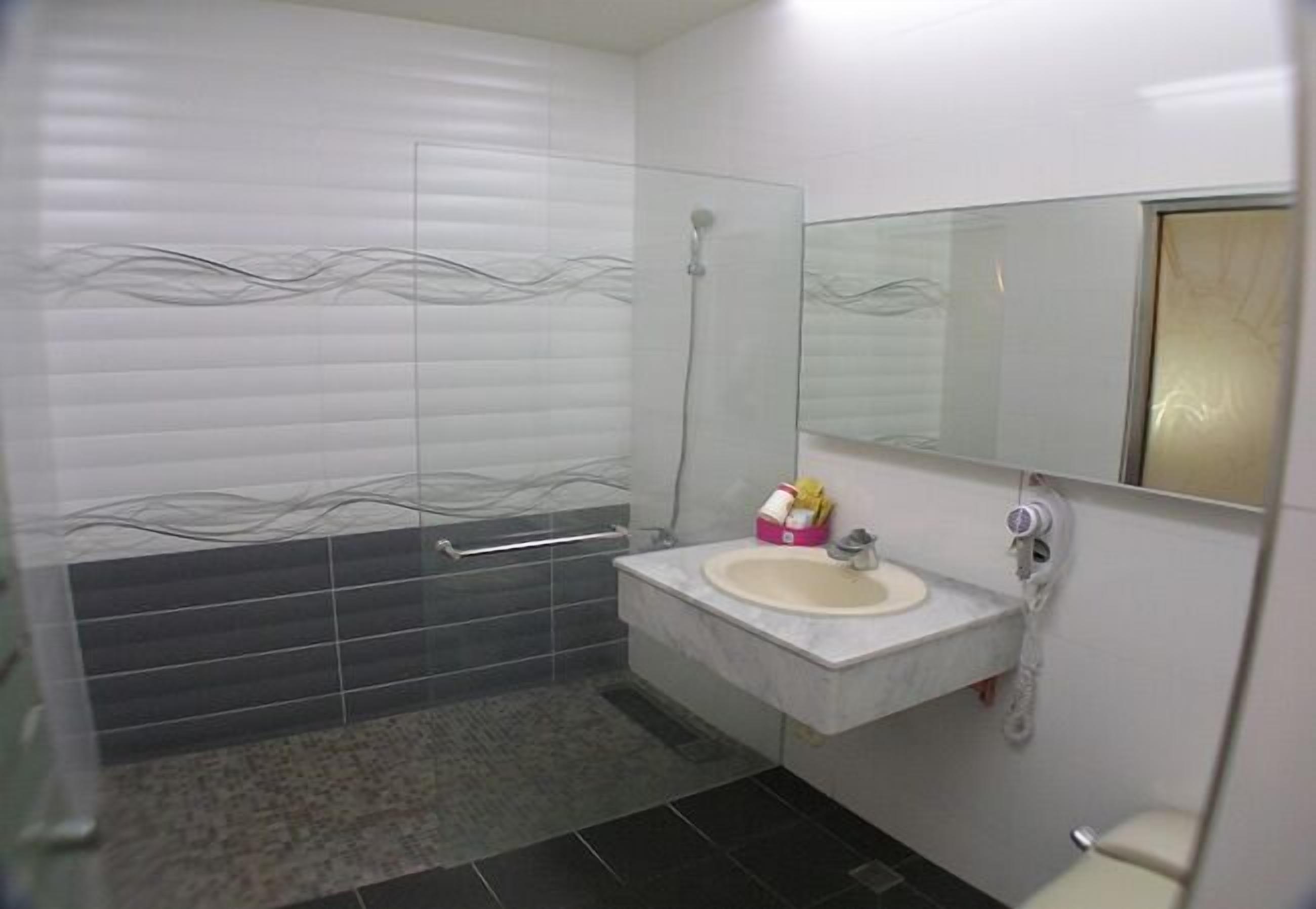 Comfort Triple Room | Bathroom shower