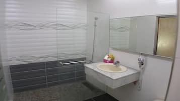 Comfort Triple Room | Bathroom shower