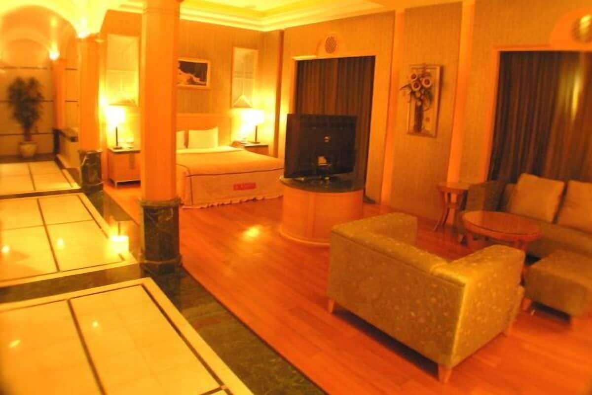 Luxury Double Room | Rollaway beds (surcharge), bed sheets