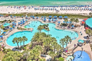 Ein Resort mit mehreren Schwimmpools, Strandbereichen und Palmen.