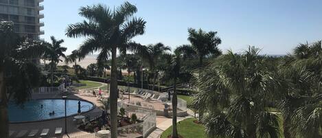Una piscina al aire libre, una piscina climatizada