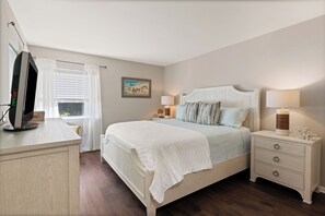2 bedrooms, iron/ironing board, WiFi, bed sheets - Totally renovated on beach, with pool, and bikes (Saint Simons Island)