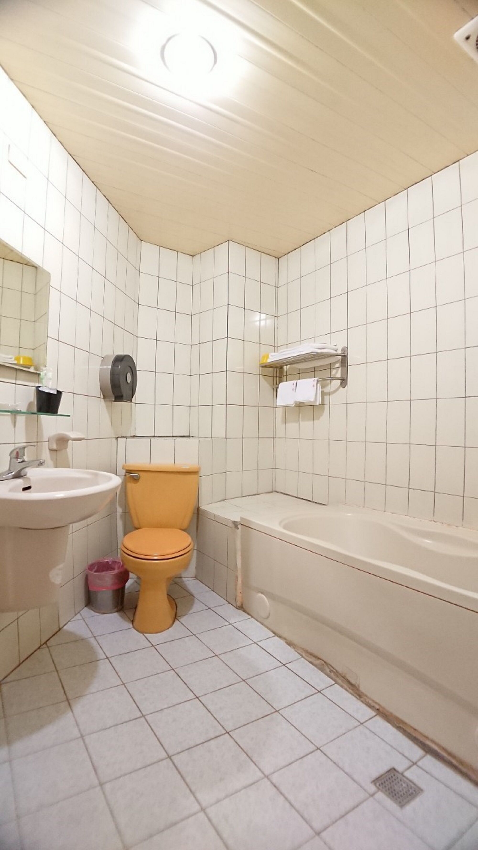 A bathroom with a toilet, sink, and bathtub.