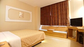 Standard Quadruple Room | Desk, blackout drapes, free WiFi, bed sheets - YesHotel (Chiayi City)
