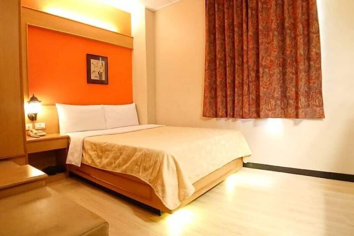 Desk, blackout drapes, free WiFi, bed sheets