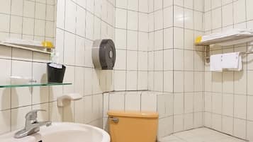Badkar/dusch, djupt badkar, gratis toalettartiklar och hårtork