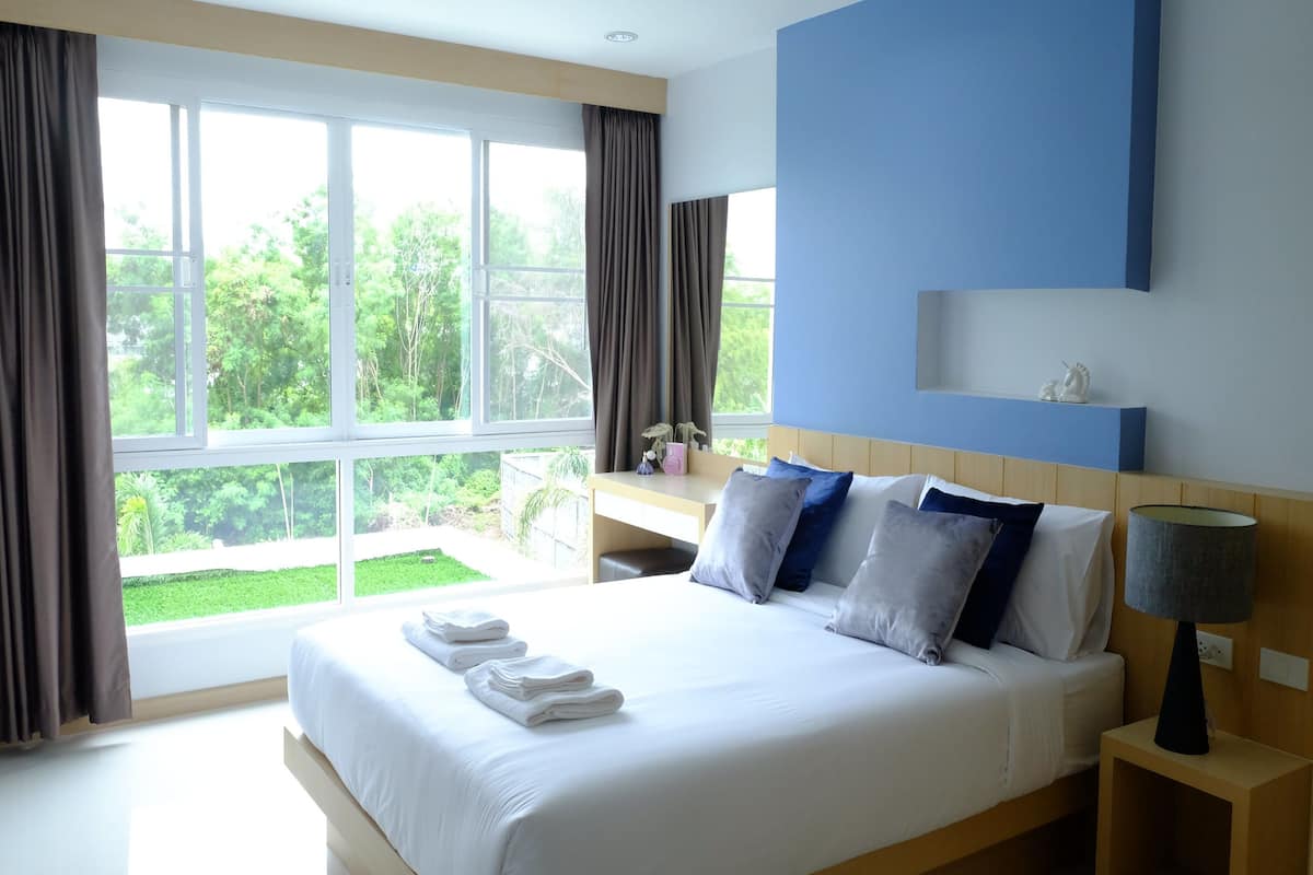 Quarto casal luxo | Escrivaninha, cortinas blackout, camas extras/dobráveis (sobretaxa)