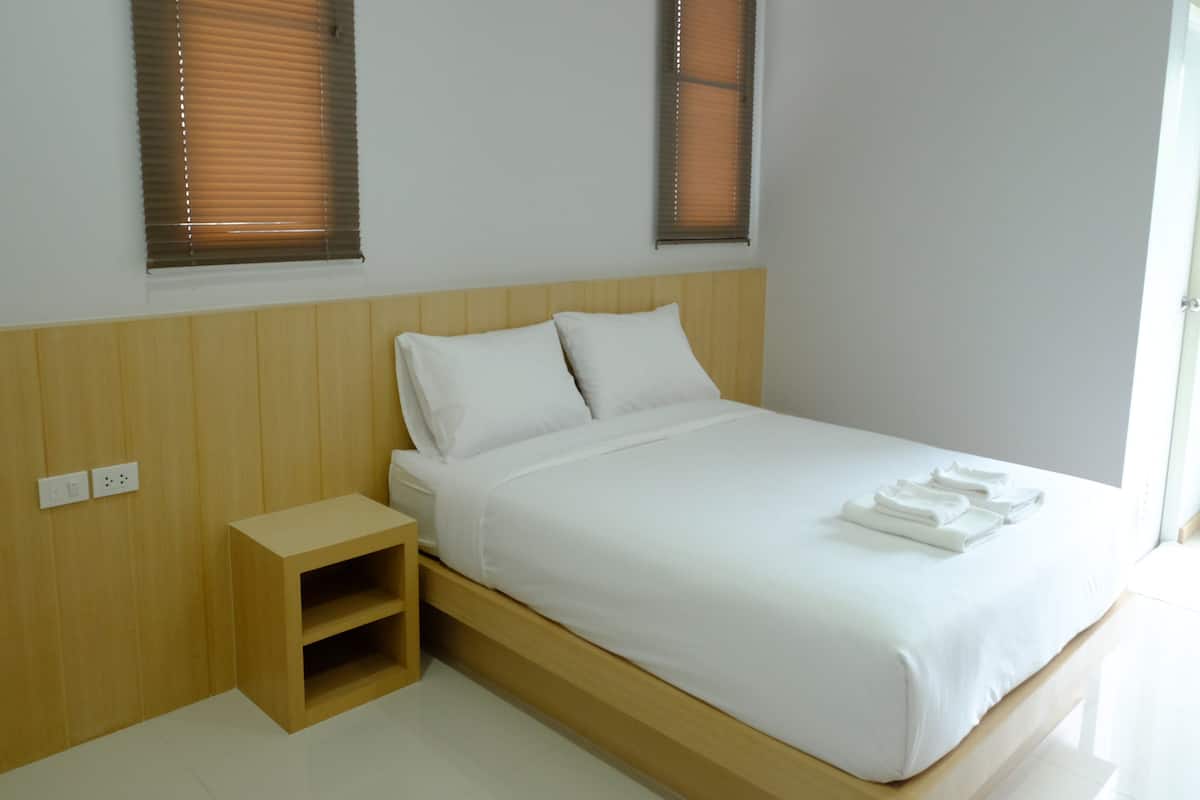 Quarto casal standard | Escrivaninha, cortinas blackout, camas extras/dobráveis (sobretaxa)