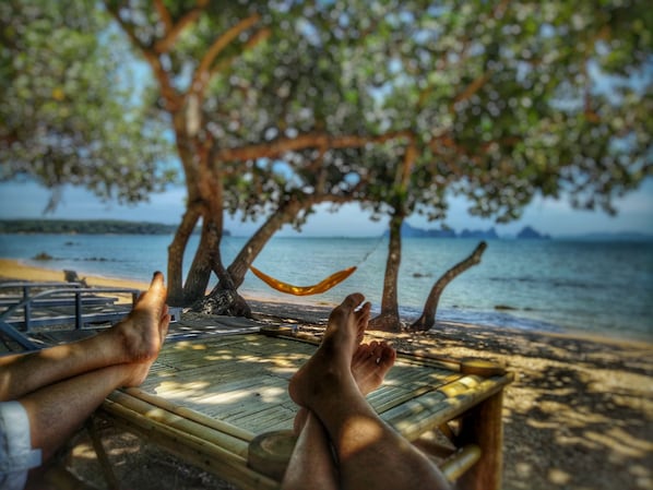 En la playa, sillas reclinables de playa, toallas de playa