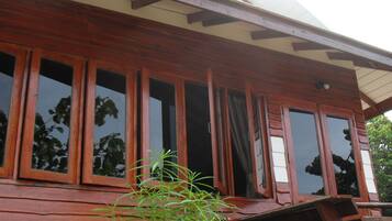 Eine Holzhütte mit großen Fenstern und einer Veranda.