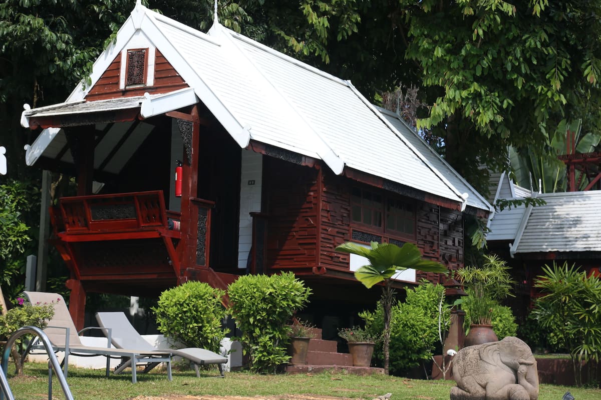 Poolside Bungalow | In-room safe, desk, WiFi, individually decorated