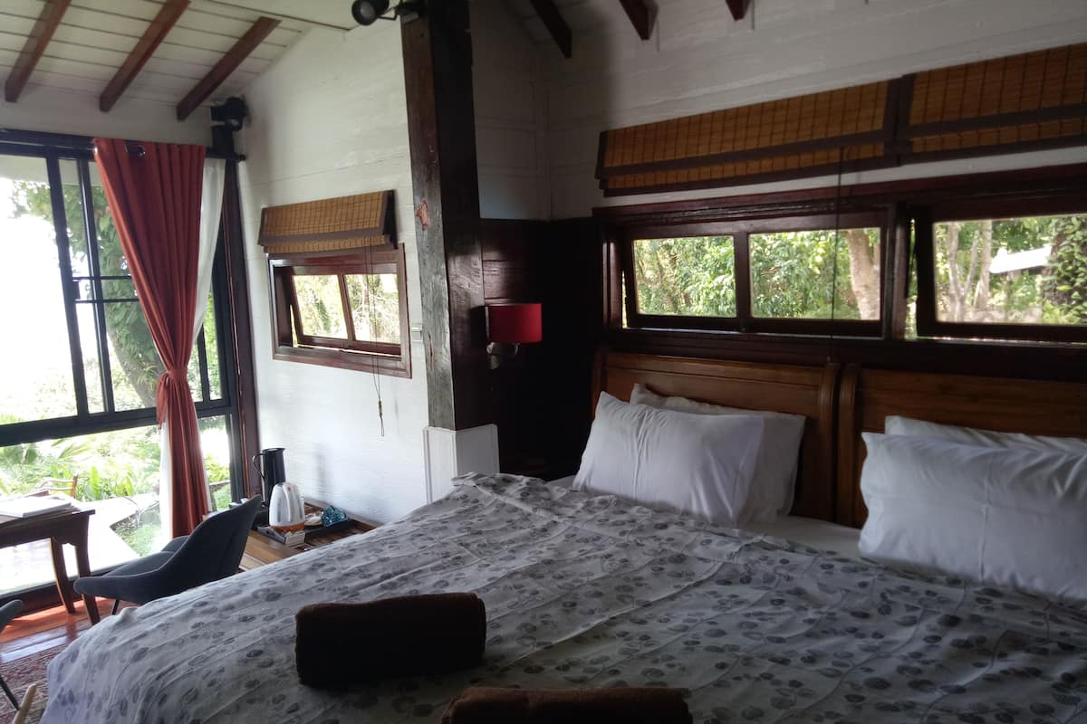 Seaside Bungalow (Bato) | In-room safe, desk, WiFi, individually decorated