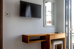 Căn hộ, 1 phòng ngủ, ban công | Minibar, bàn, màn/rèm cản sáng, phòng cách âm 