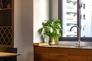 Appartement, 1 chambre, balcon | Salle de séjour | Télévision à écran plat