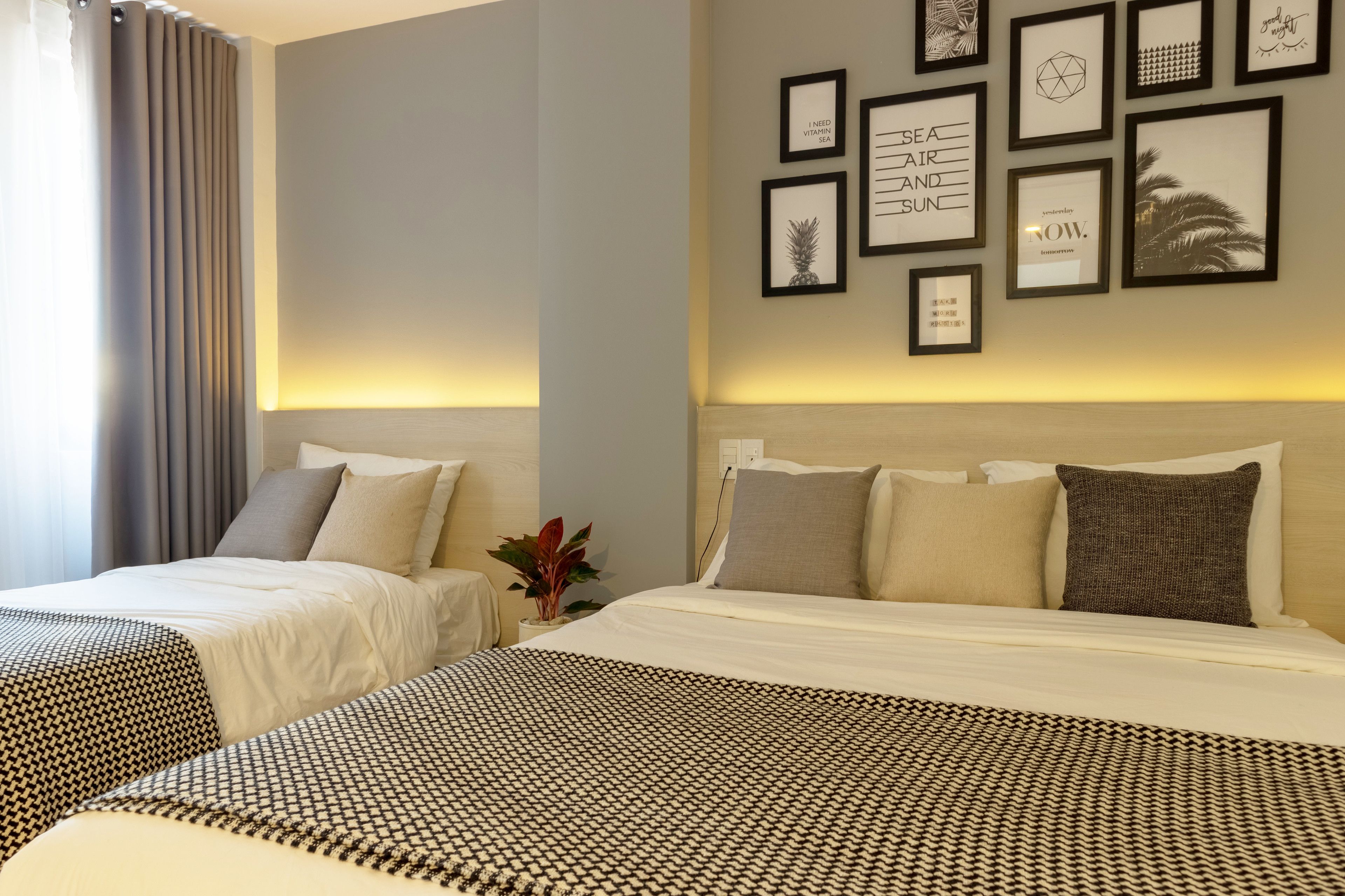 Minibar, escritorio, cortinas blackout y sistema de insonorización 